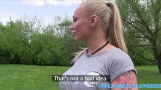 Гламурную модель PublicAgent с большими сиськами трахнули снаружи порно